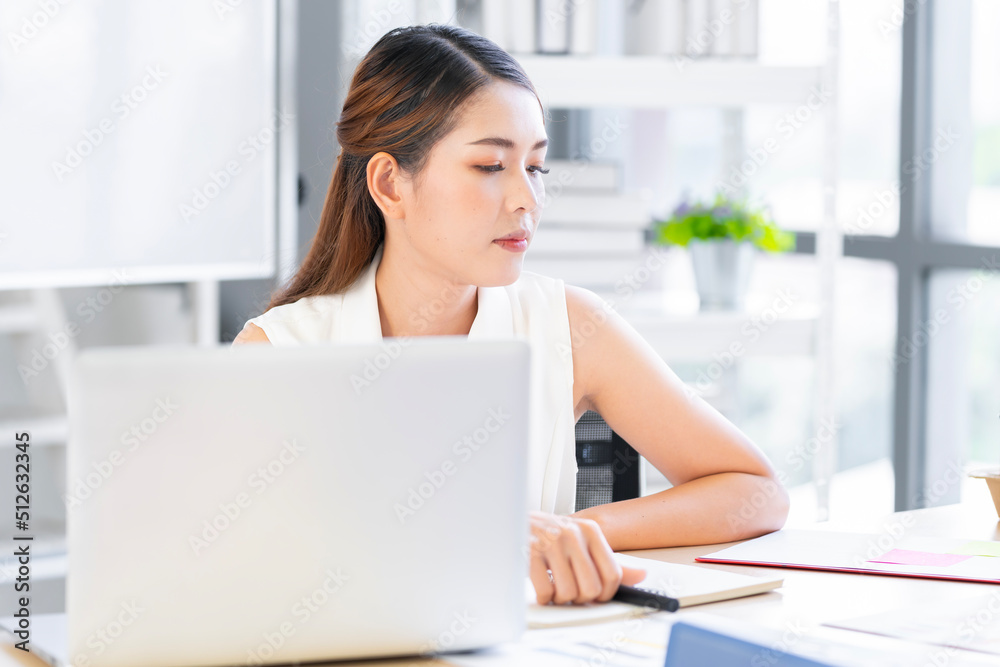 Asian business woman Doing like at the company's office Asian business woman Doing like at the company's office