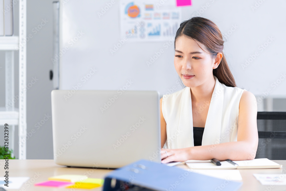 Asian business woman Doing like at the company's office Asian business woman Doing like at the company's office
