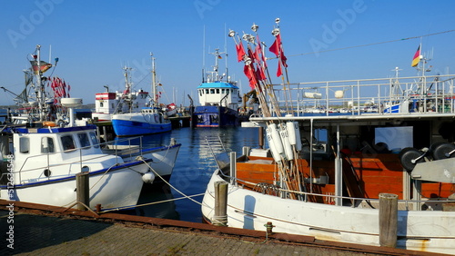 malerischer Fischereihafen in Burg auf Fehmarn mit bunten Fischerbooten unter blauem Himmel