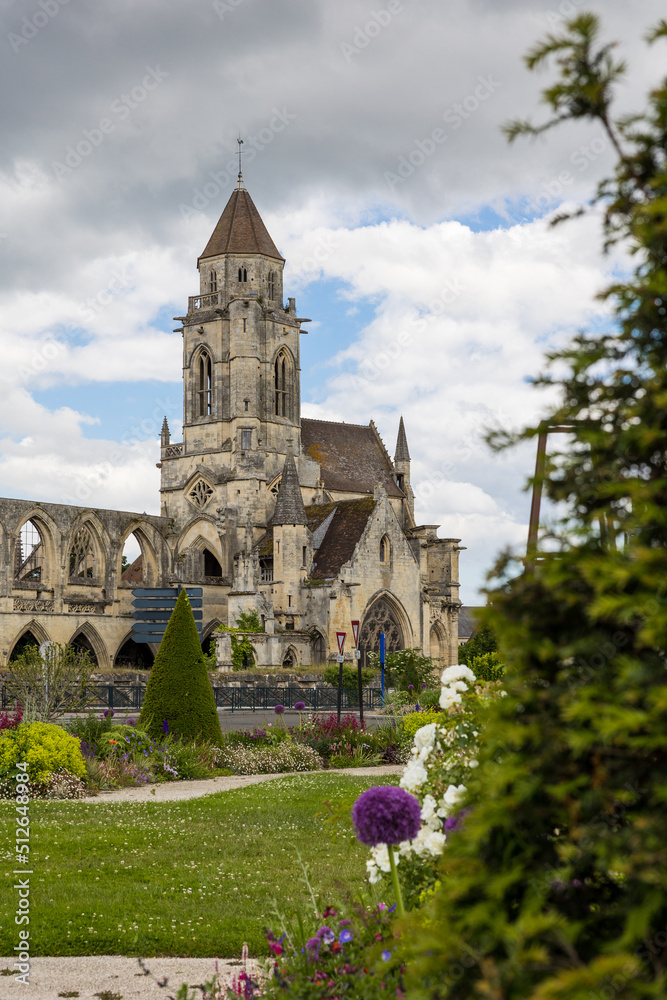 Vue sur l'Église Saint-Étienne-le-Vieux partiellement en ruine depuis l'Esplanade Jean-Marie Louvel