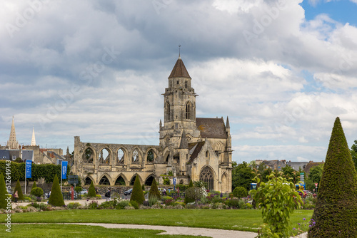Vue sur l'Église Saint-Étienne-le-Vieux partiellement en ruine depuis l'Esplanade Jean-Marie Louvel