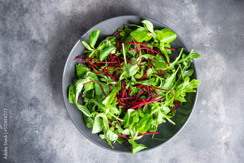 Foto beet salad green leaves mix beetroot, mache leaves, cress fresh healthy meal foo