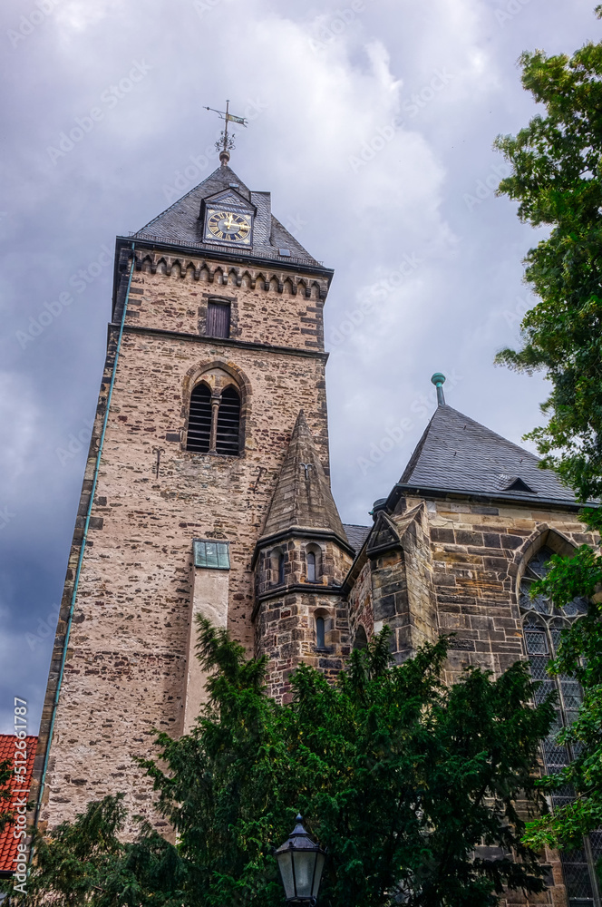 Fototapeta premium Turm einer historischen Münsterkirche in Hameln