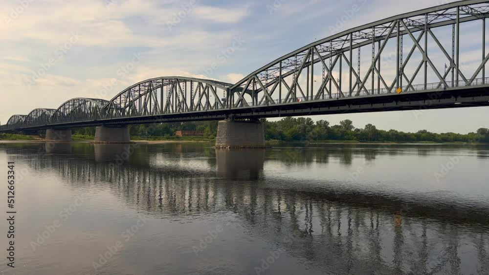 MOST NA RZECE. RZEKA WISŁA, TORUŃ, POLSKA. MOST NA RZECE. RZEKA WISŁA, TORUŃ, POLSKA.