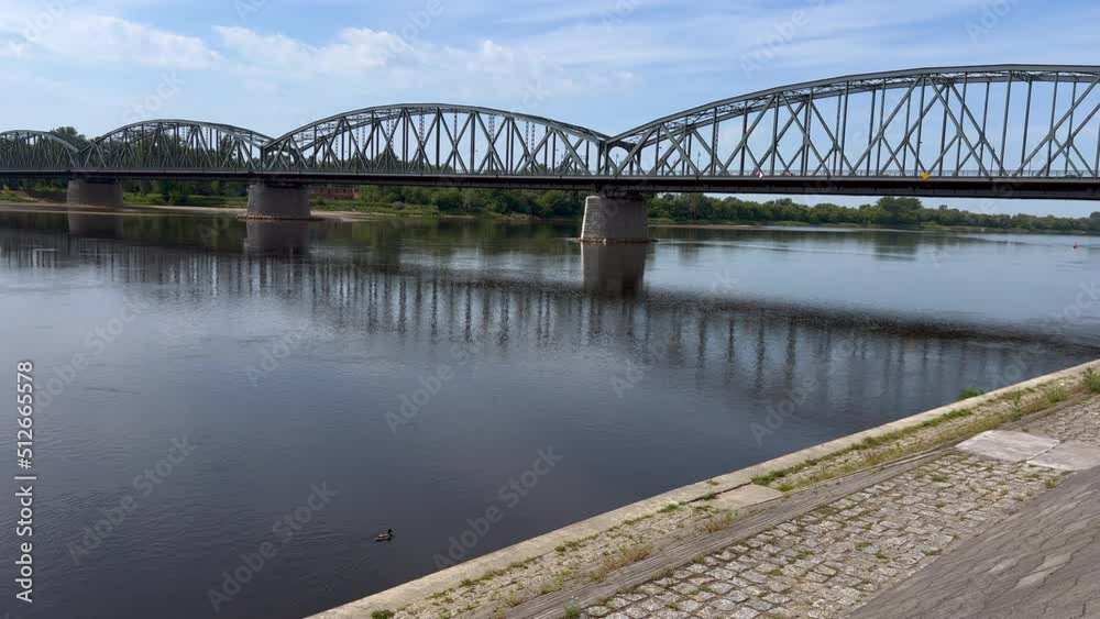 MOST NA RZECE. RZEKA WISŁA, TORUŃ, POLSKA. MOST NA RZECE. RZEKA WISŁA, TORUŃ, POLSKA.