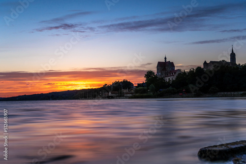 Silhouette des Schlosses in Seeburg am Süßen See bei Sonnenuntergang