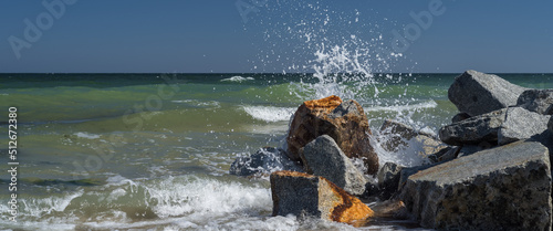 Photo SEA COAST - Sea waves crash against boulders on the shore