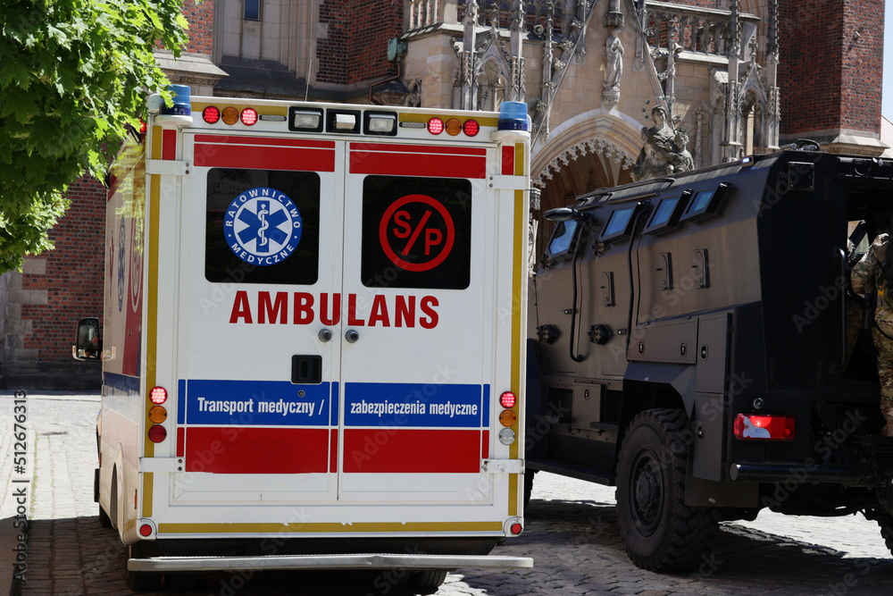 Ambulans medyczny pędzi do wypadku drogowego na autostradzie na sygnale - obrazy, fototapety, plakaty 