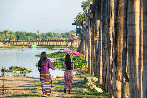 Myanmar, région de Mandalay, deux jeunes femmes Birmane se promènent le long du pont U-Bein à Amarapura.. 