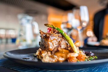 Papier peint photo Restaurant Plat gourmet sain assiette noire restaurant  © Aerial Film Studio
