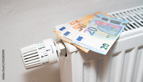 Obraz na płótnie Energiepreise Heizkosten Heizung mit Geldscheinen Euro im Haushalt w salonie