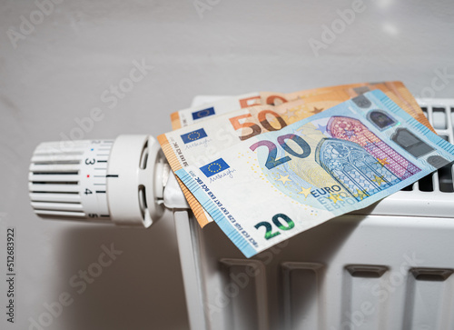 Energiepreise Heizkosten Heizung mit Geldscheinen Euro im Haushalt photo