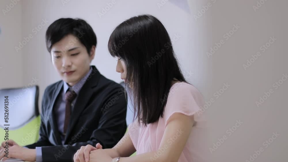 会議室でミーティングをする日本人のビジネスイメージ