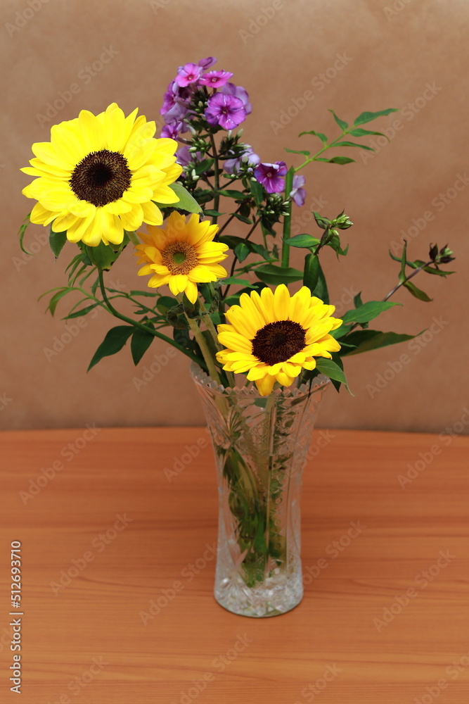 花瓶とひまわり 花瓶とひまわり