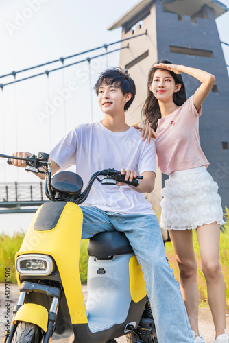 Couples travel in electric bicycle © 大 李