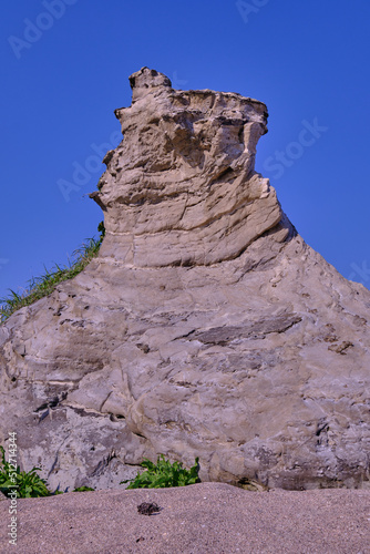 海岸にそびえ立つ岩壁