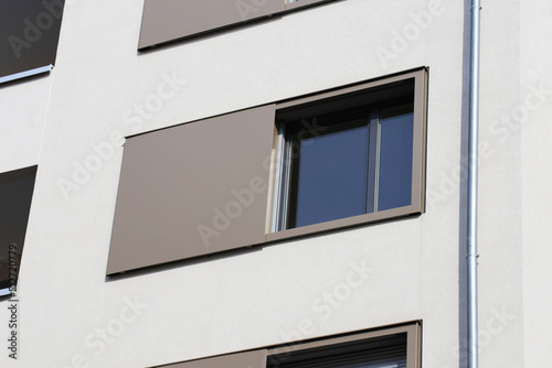 Fenster mit modernen Schiebeläden