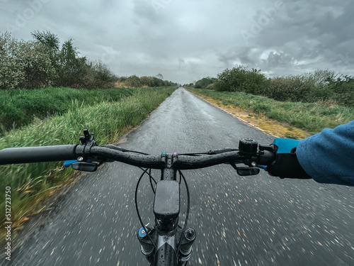 Φωτογραφία POV of cycling during heavy rain
