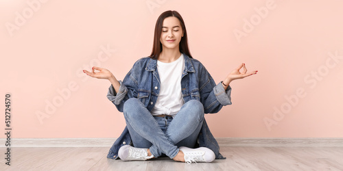 Portrait of meditating youn...