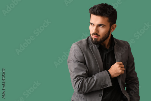Fashionable bearded man loo...