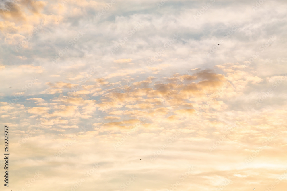 Obraz premium Beautiful tiny clouds in the twilight on sky. Atmosphere bacground. Beige and pearl