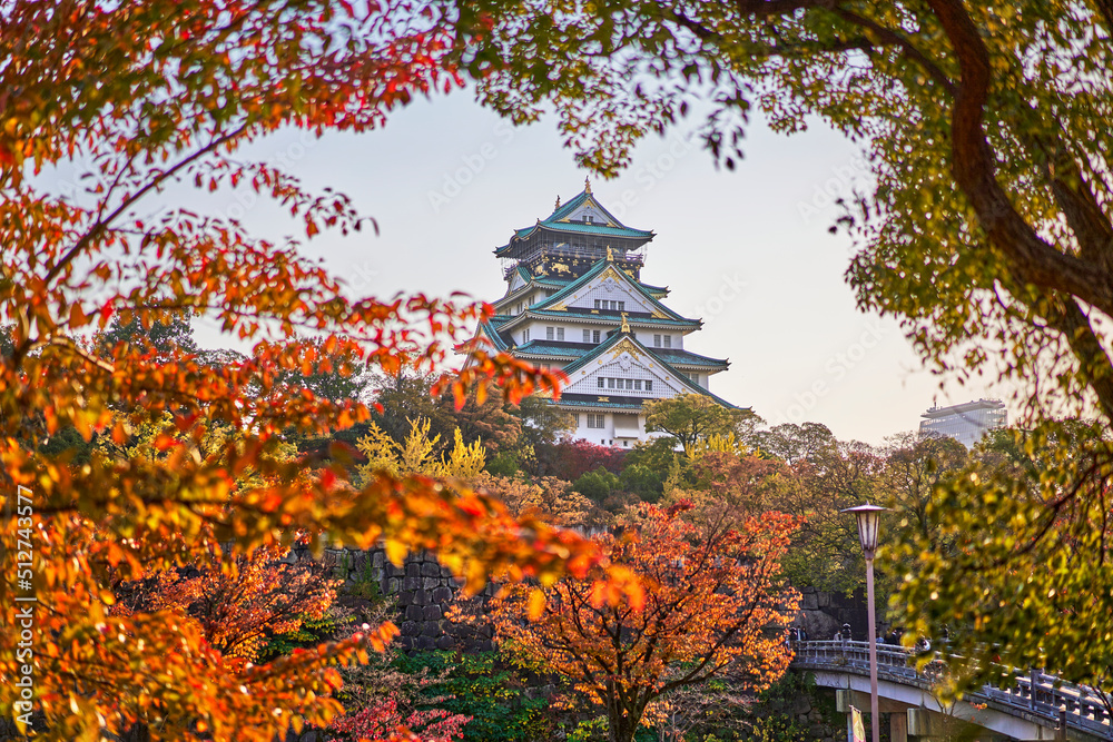 Fototapeta premium Osaka Castle Park at Autumn Sunset
