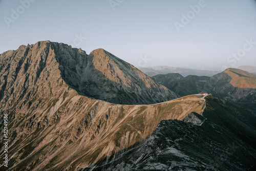Die Kühleitenhütte am unterhalb des Ifinger im Wandergebiet Meran 2000 in den Sarntaler Alpen. Sonnenuntergang 1