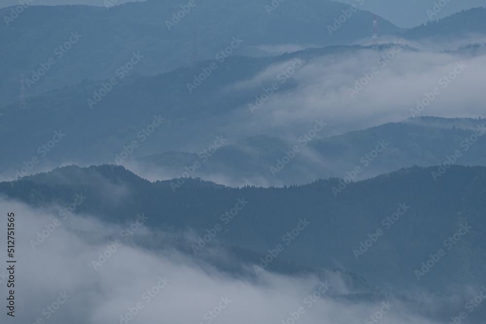 雲が湧く山
