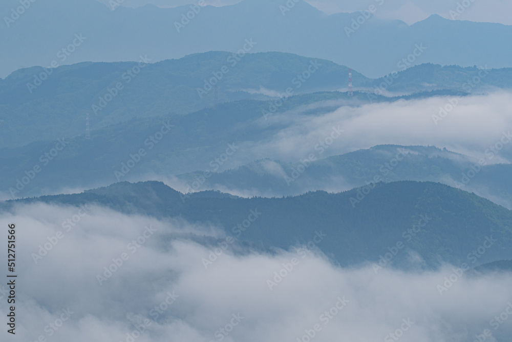 雲が湧く山