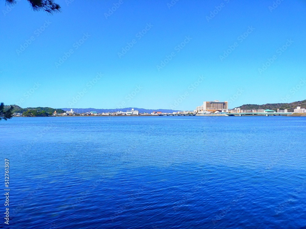 和歌山県の日本遺産、絶景の宝庫和歌の浦の穏やかな海と快晴の青空が美しい夏の自然風景（コピースペースあり）