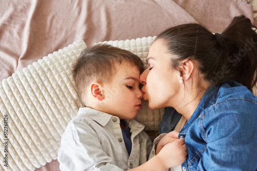 Mutter gibt ihrem Sohn einen liebevollen Kuss
