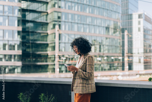 Konstfotografi fashion brazilian woman using mobile phone - trendy business working woman under