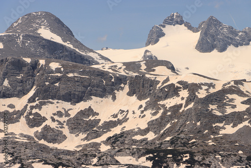 Majestätische Riesen im Fokus; Hoher Gjaidstein, Hoher und Niederer Dachstein vom Hohen Krippenstein gesehen photo