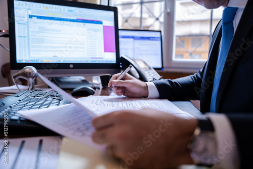 Homme d'affaire qui travaille à son bureau 