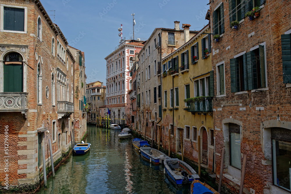 Vue d'ensemble d'un des nombreux canaux de Venise