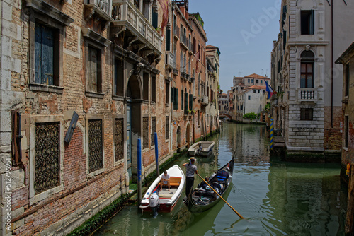 Une gondole sur un des canaux de Venise