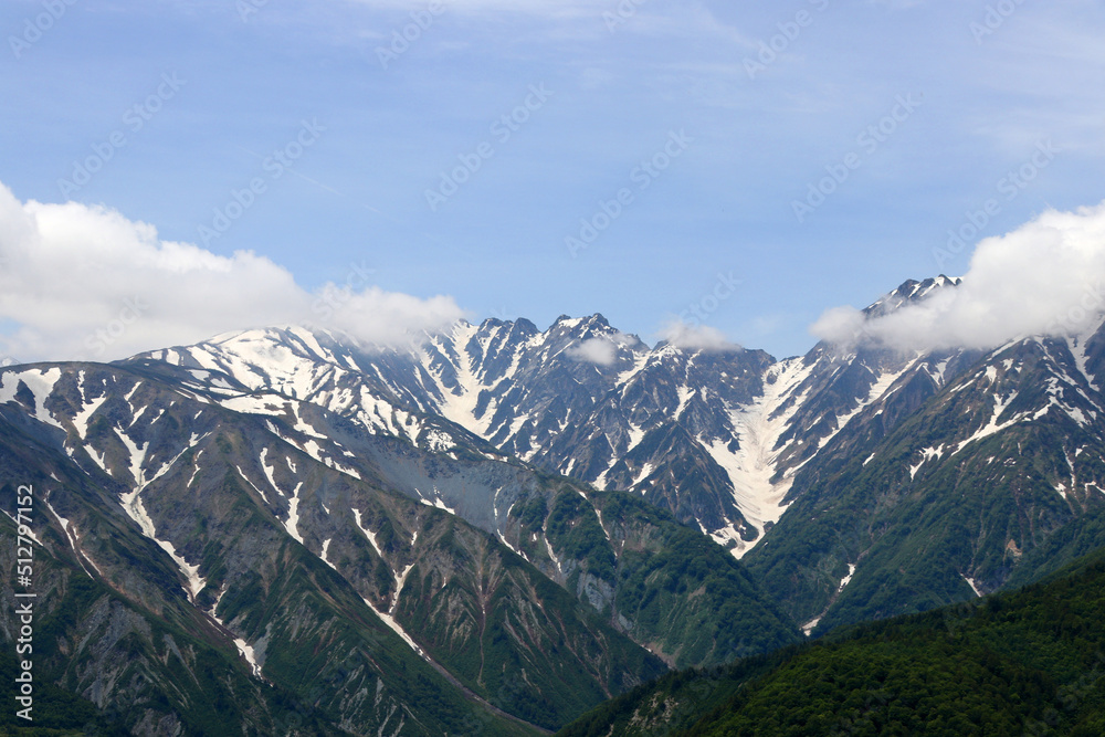 白馬から見る北アルプスの雪の残る山脈
