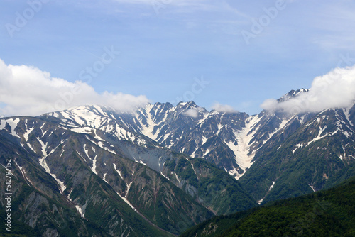白馬から見る北アルプスの雪の残る山脈 