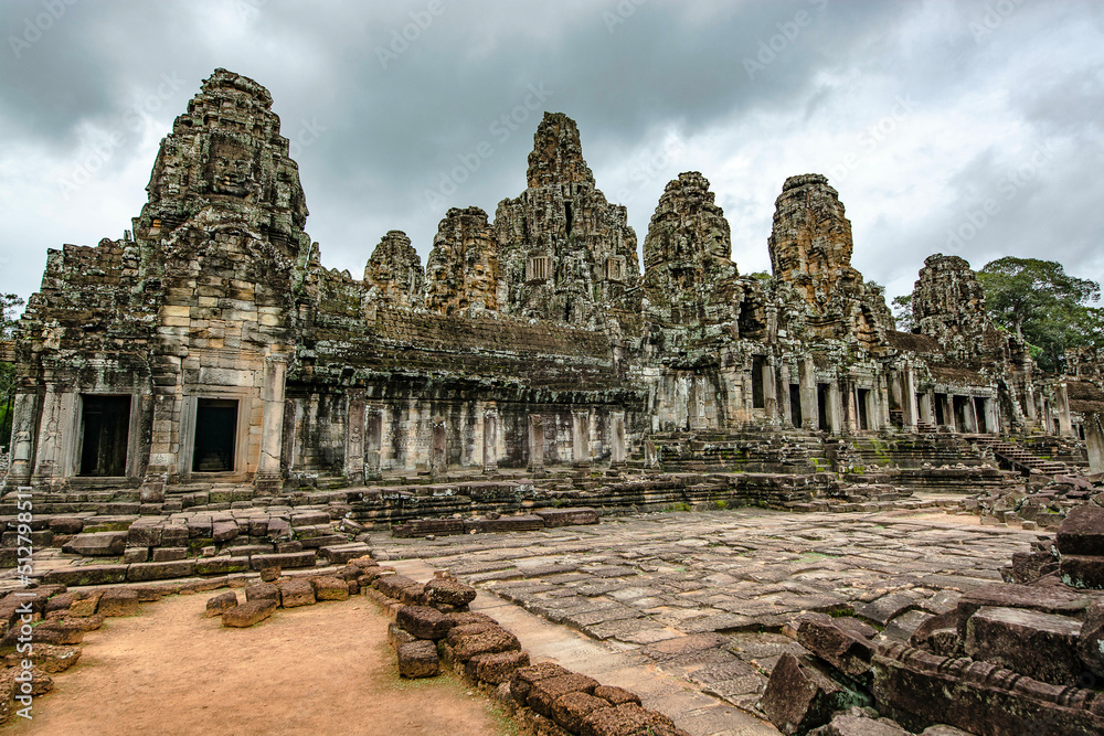 Naklejka premium Bayon, a sandstone castle with two hundred and sixteen faces carved in Siem Reap, Cambodia.
