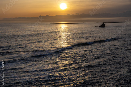 朝陽と海