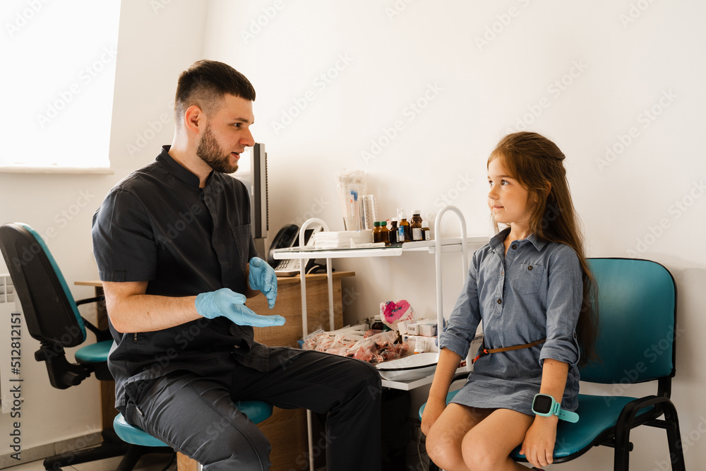 Obraz premium Consultation of kid with a pediatric otolaryngologist in a medical clinic. Nose examination of the child.