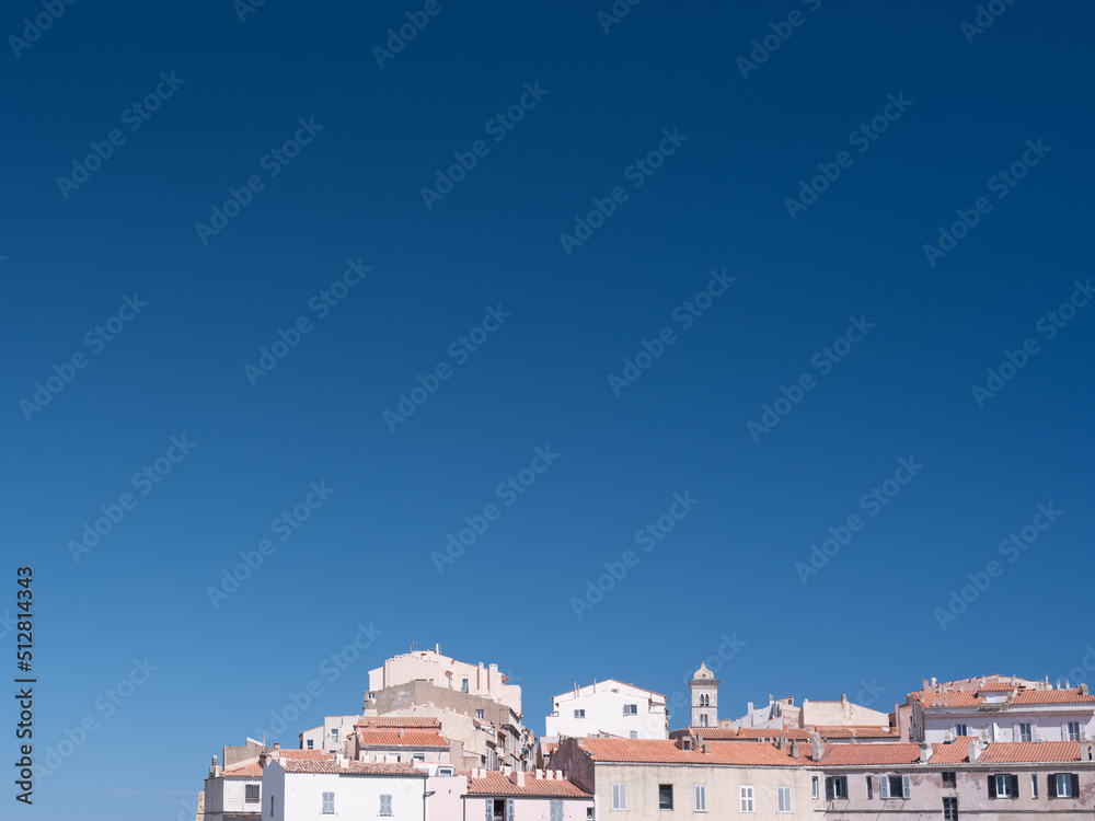 Les toits du village de Bonifacio est corse du Sud et un ciel parfaitement bleu