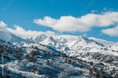 Montanhas dos Picos da Europa repletas de neve  Espanha