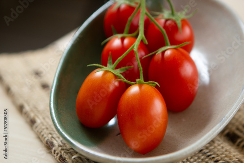 Cacho de tomate cereja com sépalas verdes recém colhido