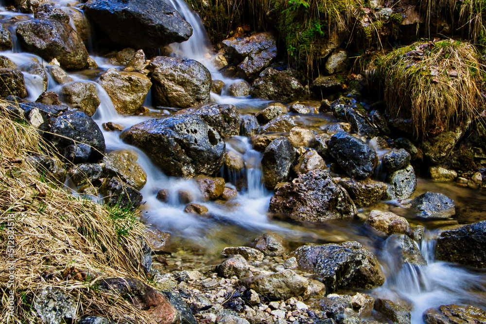 Kleine Bach in den Bergen in Österreich 