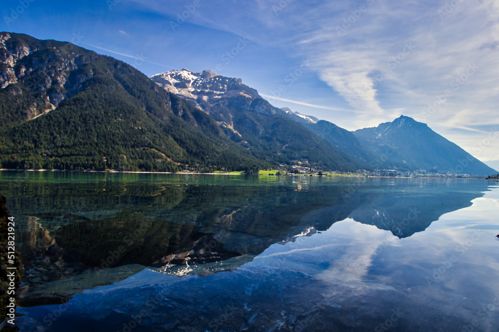 Wasserspiegelung am See in Österreich mit Bergen 
