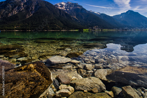Fototapeta Naklejka Na Ścianę i Meble -  Wasserspiegelung am See in Österreich mit Bergen 