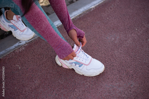 close up de pies de deportista antes de etrenar. Concepto de personas y estilo de vida. © artrolopzimages