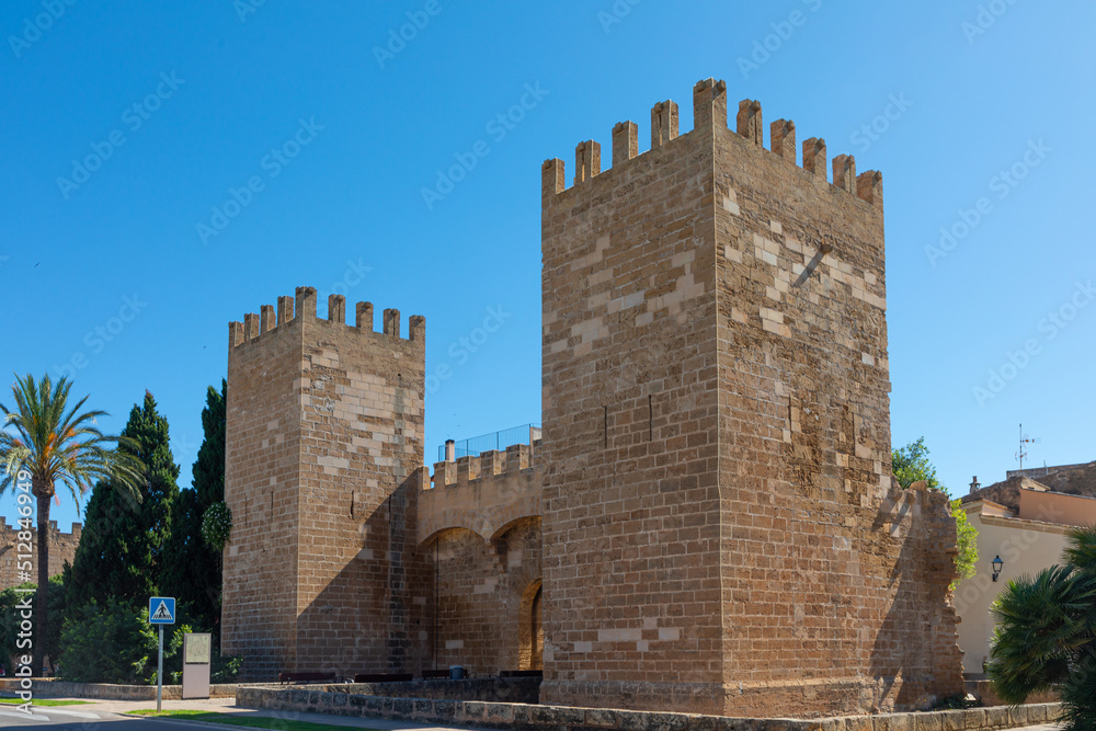 Muralla medieval de Alcudia (Mallorca). Puerta de Sant Sebastiá, que da acceso al centro histórico de la ciudad.
