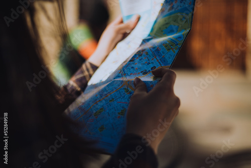 Close-up de mujer con un mapa en la mano. Concepto de Personas, viajes y estilos de vida.
